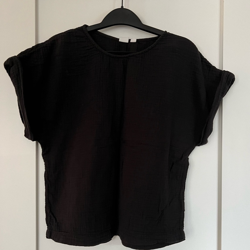 Slightly boxy top with cuffed cap sleeves in cotton gauze, from The Gap.